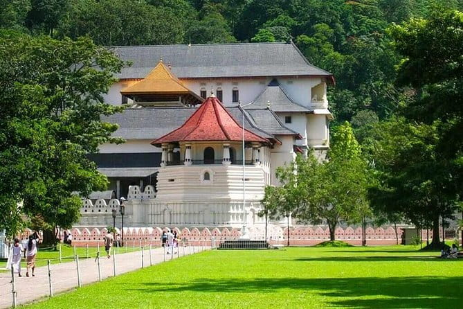 7 Days Private Guided Tour in Sri Lanka - Day 7: Colombo from grand spaces to crowded markets