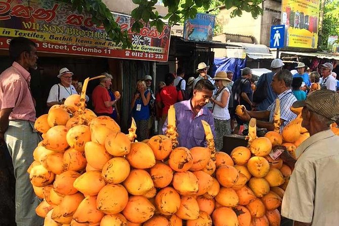 Best of Colombo - Private Guided City Tour - Twenty to thirty minutes inside Gangaramaya Temple
