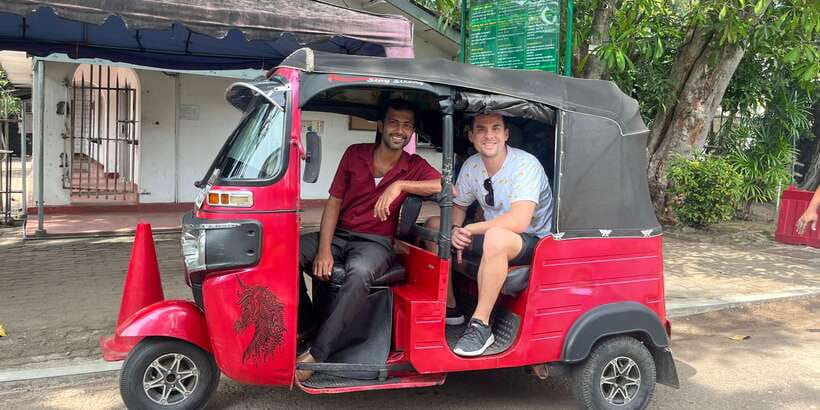 Colombo: City Sightseeing Tour by Tuk-Tuk with Pickup - Lotus Convention Hall and Colombo’s changing skyline