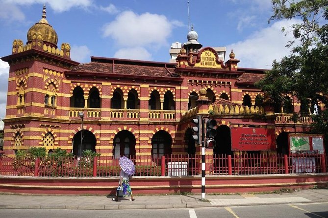 Colombo City Tour by Car – Private & All-Inclusive - Old Town Hall and the Red Mosque