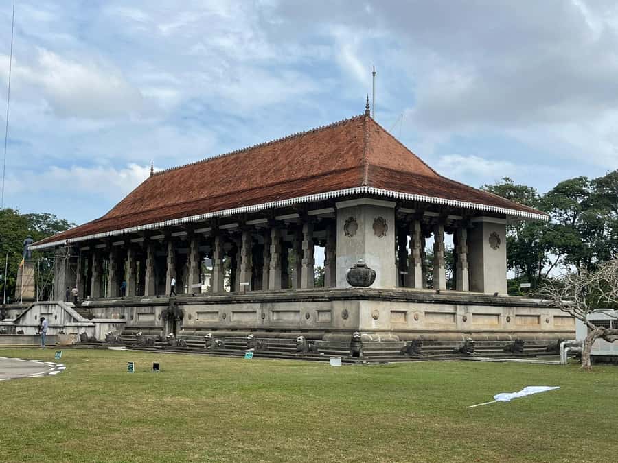 Colombo: Guided City Tour with Entry Tickets - What the vehicle and guide add