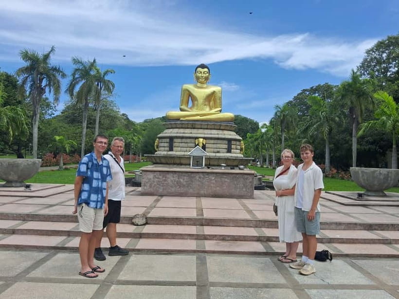 Colombo Heritage &Culture City Tour by Tuk Tuk ALL INCLUSIVE - Tea, shopping, and the busy streets of Pettah