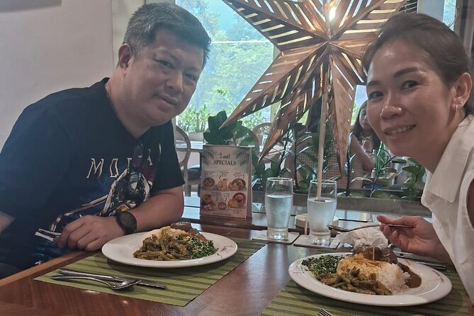 Colombo local Food Tour &City Tour by TukTuk All food Included - A quick pause around Viharamahadevi Park