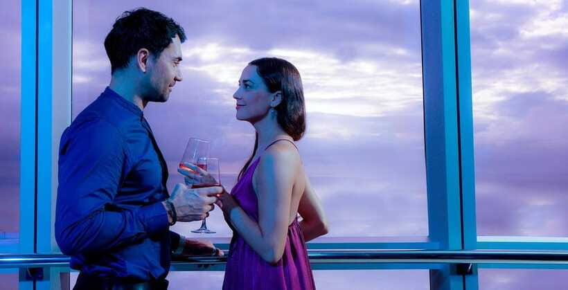 Colombo: Lotus Tower Celebration Dining Experience with Cake - The cake and celebratory drink