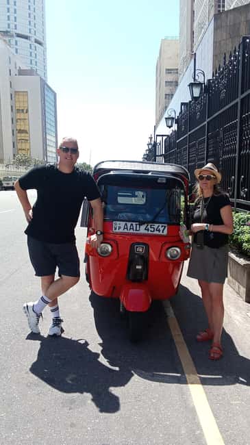 Colombo: Private City Tour by Tuk tuk - All Inclusive - Galle Face Green and the Indian Ocean edge