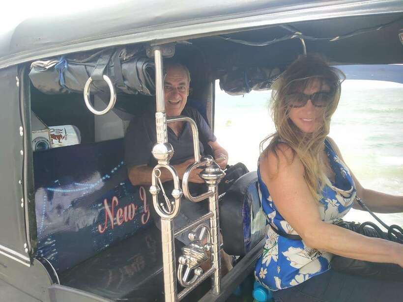 Colombo Sightseeing Private Tour by Tuk Tuk MorningOREvening - Independence Square and Viharamahadevi Park