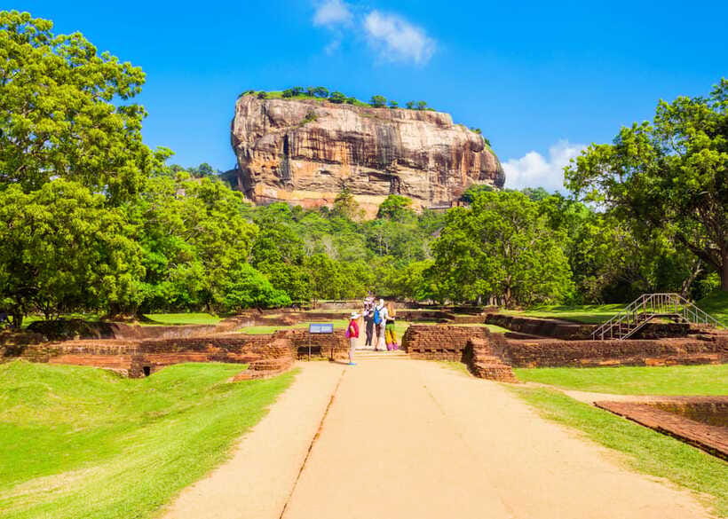 Colombo: Sri Lanka Cultural Triangle Hotspots 2-Day Tour - Day 1: Polonnaruwa’s temples, palaces, and stone Buddhas