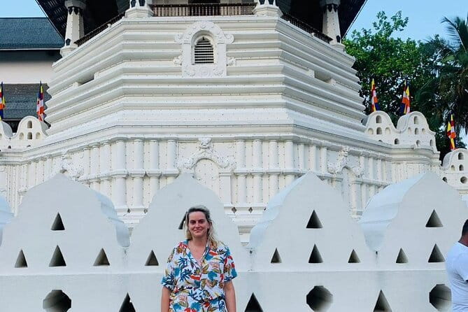 Colombo to Kandy Shuttle with Dambulla Sightseeing Tour - Pelvehera village lunch and the paddle boat