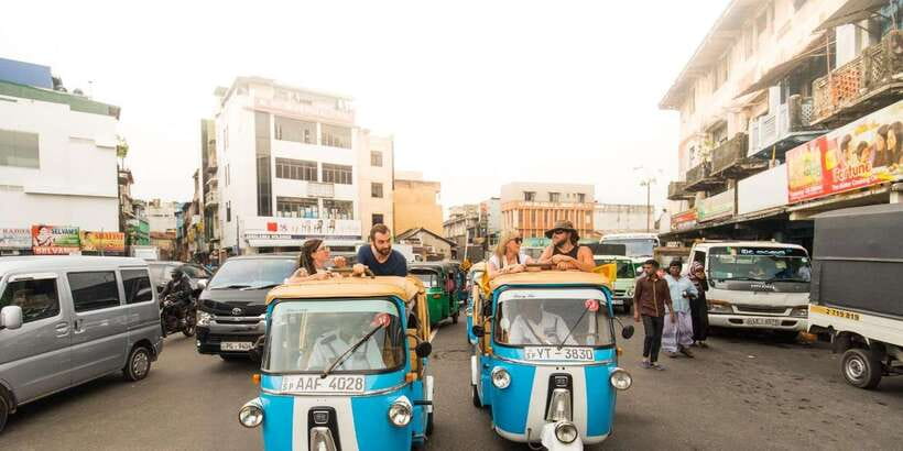 Colombo: Tuk Tuk City Highlights Tour with Lunch - Temples, bare feet, and respectful clothing