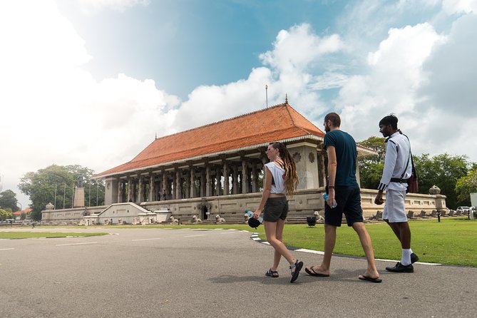 Colombo Tuk Tuk Safari - Galle Face Green brings you to the sea