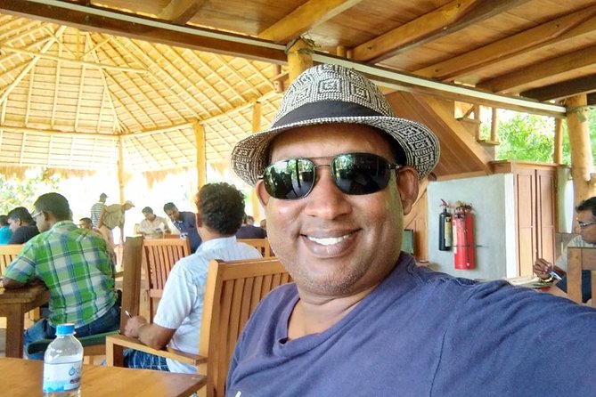 Colombo Walking Tour with Ajeet De Soyza - Gangaramaya Temple and a $2 donation