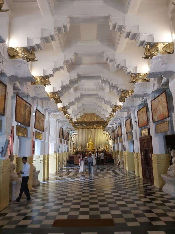 From Colombo: Kandy Temples and Pinnawala Full-Day Tour - The Kandy gem factory, with a firm buying warning