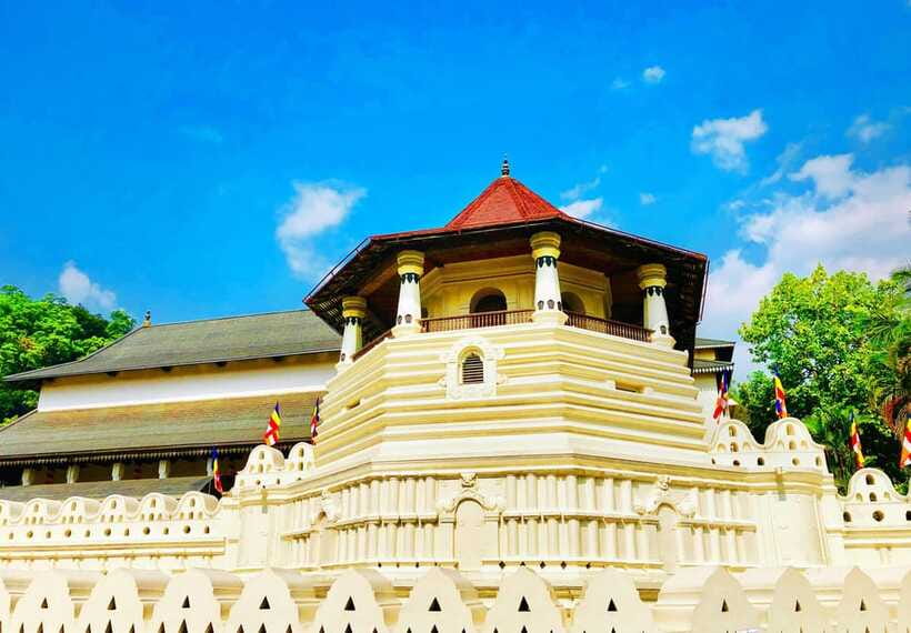 Full Coverage Kandy City Day Tour - Batik, silk, and wood carving workshops