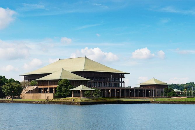 Full-Day Colombo City Tour (Private Car) - Independence Square, the National Museum, and Cinnamon Gardens