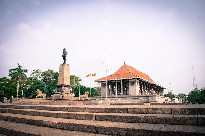 Highlights Colombo Day Tour With Afternoon HIGH TEA In Galle Face Hotel - Colombo Fort, the lighthouse, and the Old Parliament