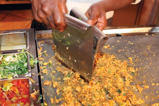 Private Night Tour in Colombo with Street Food Tasting - Gangaramaya Temple beside Beira Lake