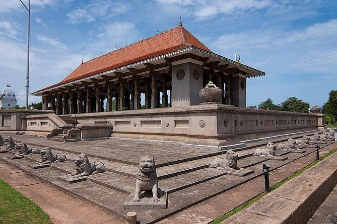 Private Tour of Colombo with Ajeet De Soyza - Pettah and the red-and-white Jami Ul-Alfar Mosque