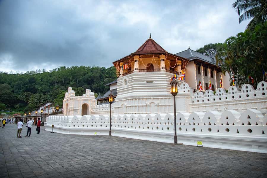 Sri Lanka Private 2-day Tour:Train Trip, Kandy, Nuwara Eliya - Day two: climbing toward Little England