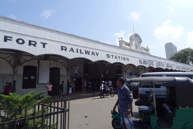 Train from Colombo to Kandy - The rail journey from Colombo toward Kandy